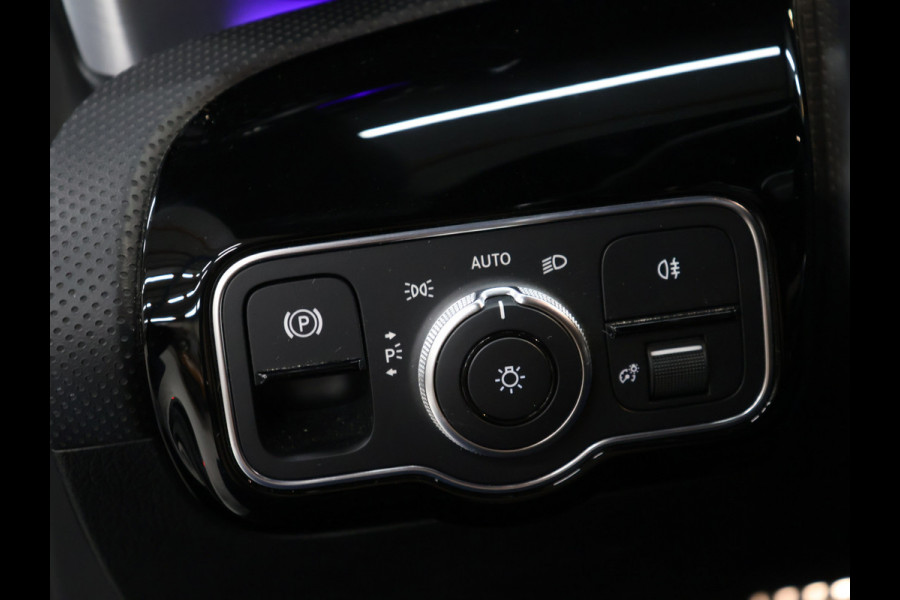 Mercedes-Benz CLA-Klasse 200 Business Solution AMG [SFEERVERLICHTING, LED, STOELVERWARMING, BLUETOOTH, CRUISE, NAVIGATIE, CAMERA, PDC, DIGITAL DASH, NIEUWSTAAT]