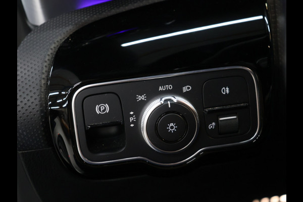 Mercedes-Benz CLA-Klasse 200 Business Solution AMG [SFEERVERLICHTING, LED, STOELVERWARMING, BLUETOOTH, CRUISE, NAVIGATIE, CAMERA, PDC, DIGITAL DASH, NIEUWSTAAT]