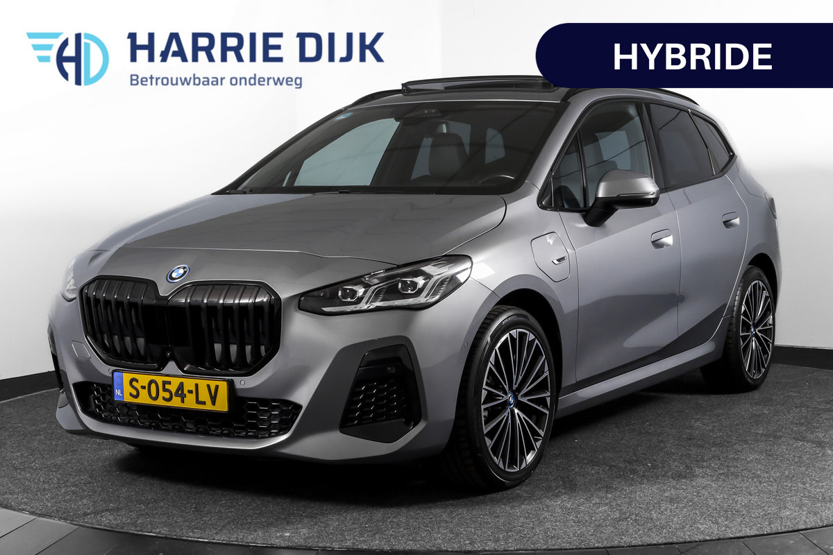 BMW 2 Serie Active Tourer 225e xDrive 245 PK M-Sport - Automaat Org. NL | S/K-Panodak | Shadow Line | Innovation Pakket | Dig. Cockpit | Adapt. Cruise | 360 Camera | NAV + App. Connect | ECC | Elek. Klep | Elek. Trekhaak | LM19" |