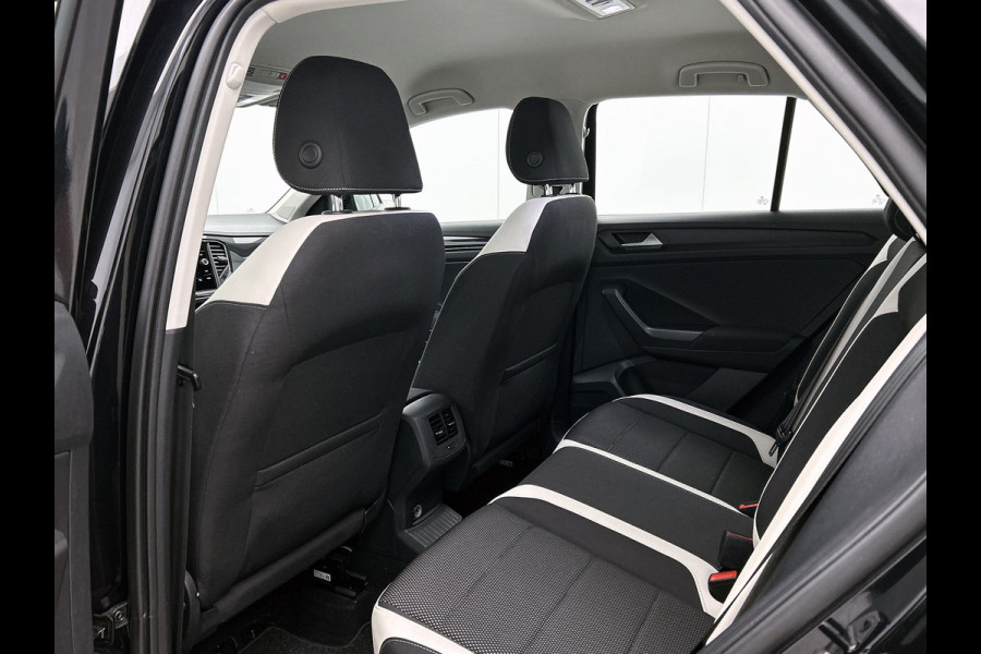Volkswagen T-Roc 1.5 TSI Sport(NL-auto, Goed OnderH, Carplay/ Android, PDC V+A, Addapt Cruise, Etc)