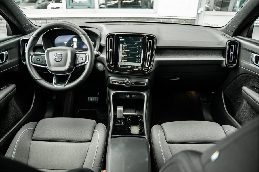 Volvo XC40 Recharge Core 70 kWh | Apple Carplay/Android Auto | Camera | 1500 trekgewicht