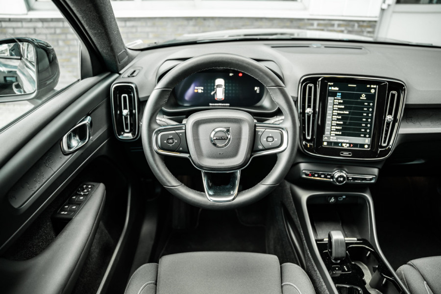 Volvo XC40 Recharge Core 70 kWh | Apple Carplay/Android Auto | Camera | 1500 trekgewicht