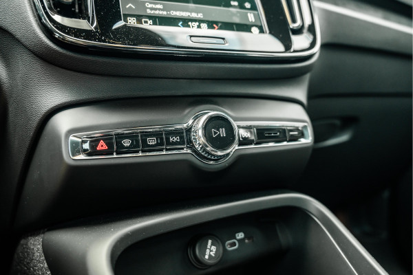 Volvo XC40 Recharge Core 70 kWh | Apple Carplay/Android Auto | Camera | 1500 trekgewicht