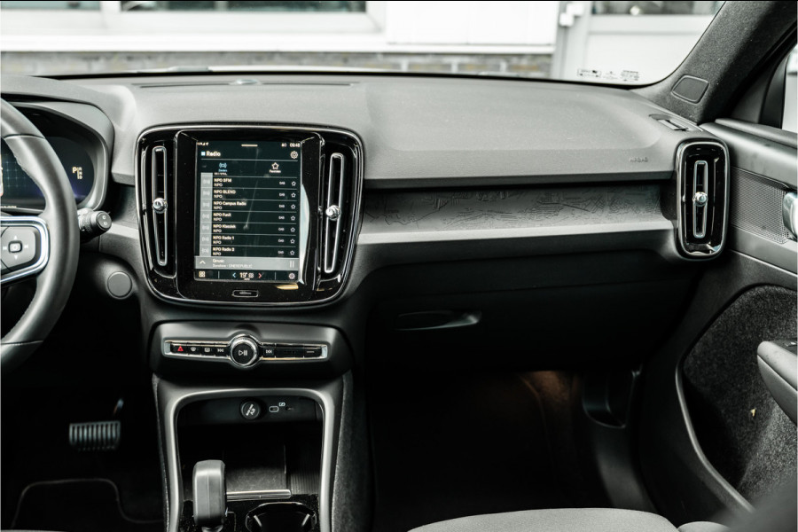 Volvo XC40 Recharge Core 70 kWh | Apple Carplay/Android Auto | Camera | 1500 trekgewicht