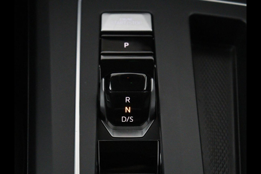 Volkswagen Golf 1.4 eHybrid Style | SOH 88,8% | Head-Up | Stoelverwarming | Trekhaak | Sfeerverlichting | Massage | Camera | Keyless | Matrix LED | Carplay | Adaptive cruise | Memory | Climate control | PHEV | Plug In