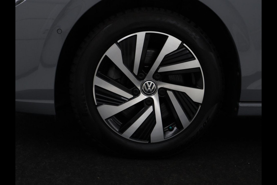 Volkswagen Golf 1.4 eHybrid Style | SOH 88,8% | Head-Up | Stoelverwarming | Trekhaak | Sfeerverlichting | Massage | Camera | Keyless | Matrix LED | Carplay | Adaptive cruise | Memory | Climate control | PHEV | Plug In