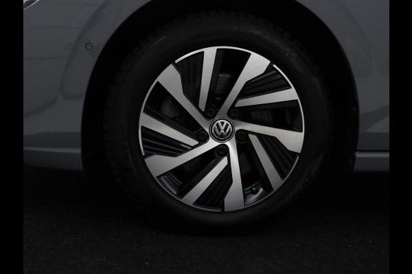 Volkswagen Golf 1.4 eHybrid Style | SOH 88,8% | Head-Up | Stoelverwarming | Trekhaak | Sfeerverlichting | Massage | Camera | Keyless | Matrix LED | Carplay | Adaptive cruise | Memory | Climate control | PHEV | Plug In