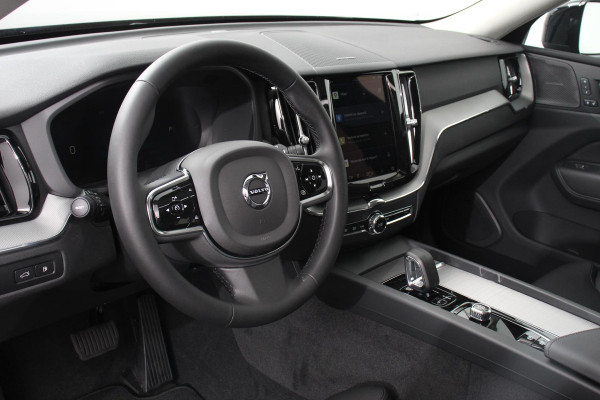 Volvo XC60 2.0 T6 Plug-in hybrid AWD Plus Dark Adaptieve cruise control Leder Navigatie Google Harman Kardon Panorama dak Lichtmetalen Velgen 19" Dab Stoelverwarming Camera Led Climate control Apple Carplay/ Android Auto