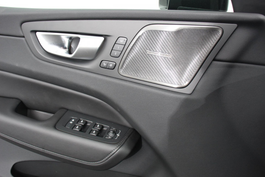 Volvo XC60 2.0 T6 Plug-in hybrid AWD Plus Dark Adaptieve cruise control Leder Navigatie Google Harman Kardon Panorama dak Lichtmetalen Velgen 19" Dab Stoelverwarming Camera Led Climate control Apple Carplay/ Android Auto