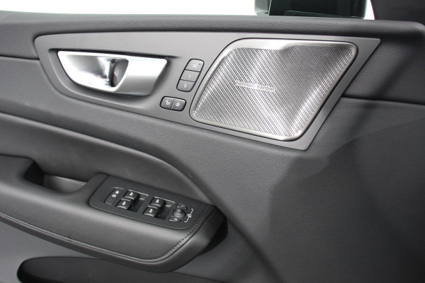 Volvo XC60 2.0 T6 Plug-in hybrid AWD Plus Dark Adaptieve cruise control Leder Navigatie Google Harman Kardon Panorama dak Lichtmetalen Velgen 19" Dab Stoelverwarming Camera Led Climate control Apple Carplay/ Android Auto