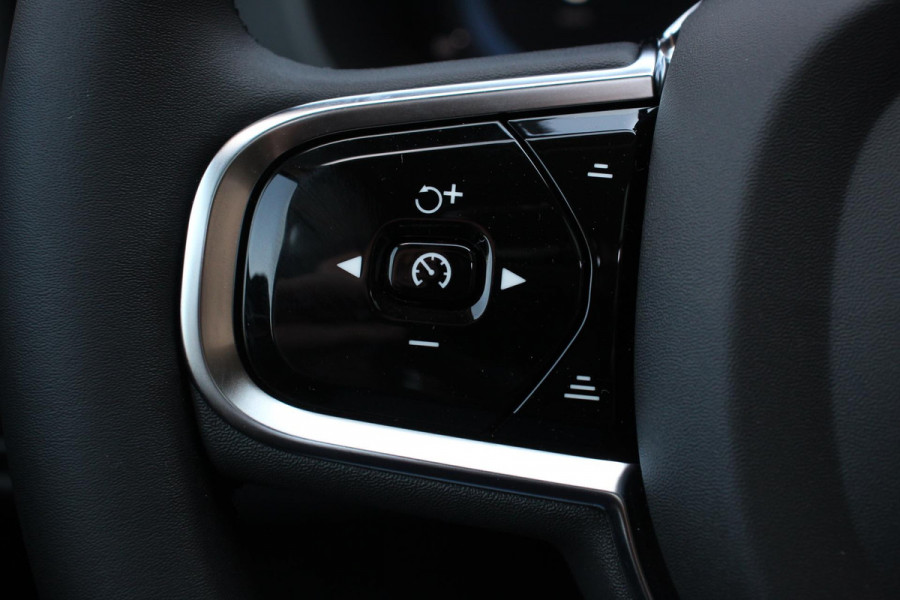 Volvo XC60 2.0 T6 Plug-in hybrid AWD Plus Dark Adaptieve cruise control Leder Navigatie Google Harman Kardon Panorama dak Lichtmetalen Velgen 19" Dab Stoelverwarming Camera Led Climate control Apple Carplay/ Android Auto