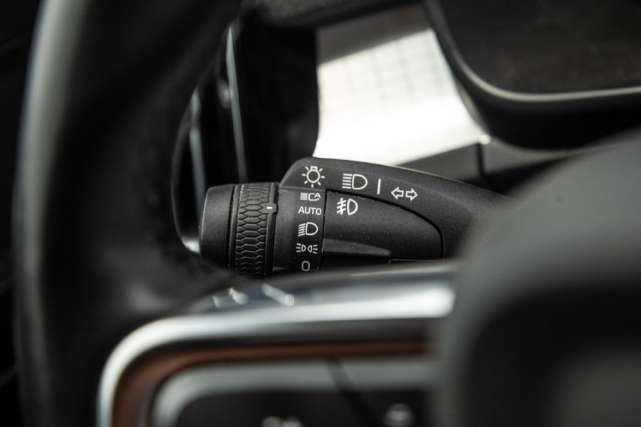 Volvo XC40 1.5 T4 Recharge Inscription AUTOMAAT / PLUG IN HYBRID / CARPLAY / CAMERA / STOELVERWARMING
