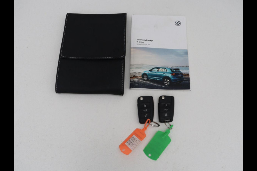 Volkswagen T-Cross 1.0 TSI Life | Adaptive cruise | Side Assist | Sportstoelen | Getint glas | 17'' | Airco | Parkeerhulp | Bluetooth | Regen-/lichtsensor