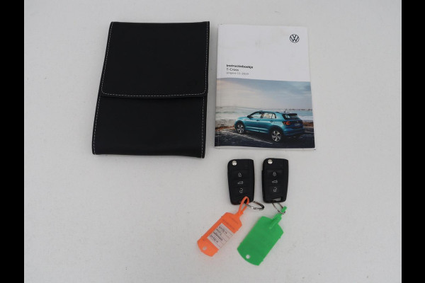 Volkswagen T-Cross 1.0 TSI Life | Adaptive cruise | Side Assist | Sportstoelen | Getint glas | 17'' | Airco | Parkeerhulp | Bluetooth | Regen-/lichtsensor