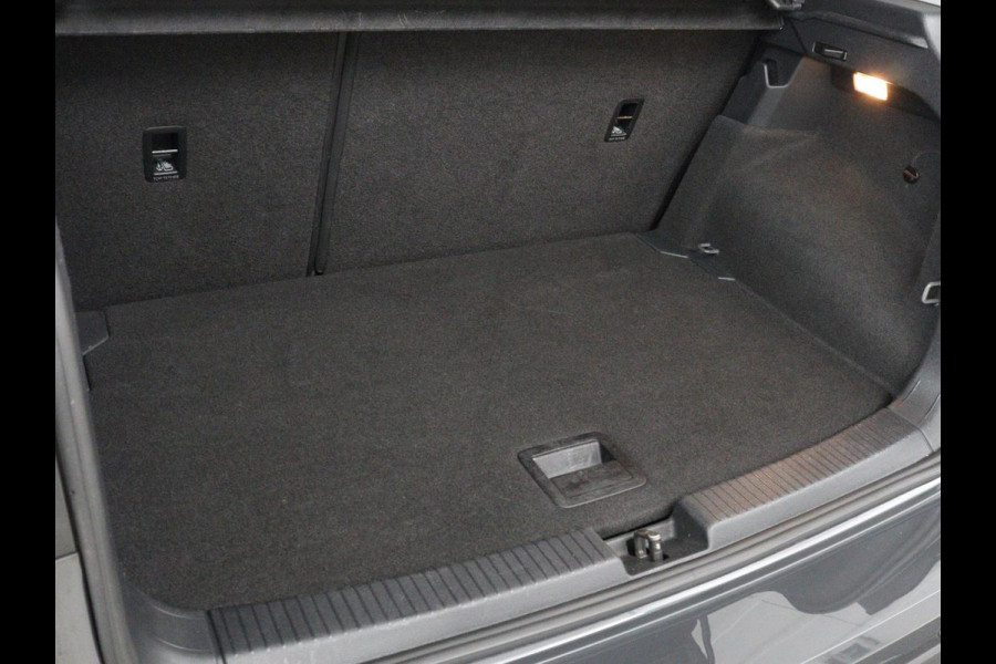 Volkswagen T-Cross 1.0 TSI Life | Adaptive cruise | Side Assist | Sportstoelen | Getint glas | 17'' | Airco | Parkeerhulp | Bluetooth | Regen-/lichtsensor