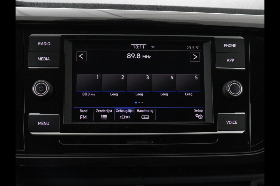 Volkswagen T-Cross 1.0 TSI Life | Adaptive cruise | Side Assist | Sportstoelen | Getint glas | 17'' | Airco | Parkeerhulp | Bluetooth | Regen-/lichtsensor