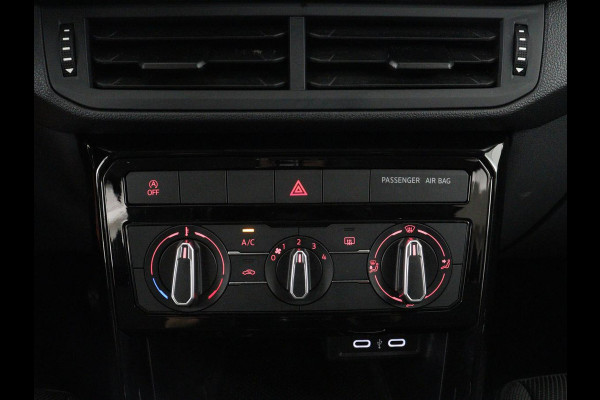 Volkswagen T-Cross 1.0 TSI Life | Adaptive cruise | Side Assist | Sportstoelen | Getint glas | 17'' | Airco | Parkeerhulp | Bluetooth | Regen-/lichtsensor