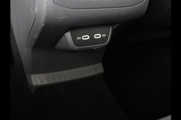 Volkswagen T-Cross 1.0 TSI Life | Adaptive cruise | Side Assist | Sportstoelen | Getint glas | 17'' | Airco | Parkeerhulp | Bluetooth | Regen-/lichtsensor