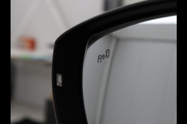 Volkswagen T-Cross 1.0 TSI Life | Adaptive cruise | Side Assist | Sportstoelen | Getint glas | 17'' | Airco | Parkeerhulp | Bluetooth | Regen-/lichtsensor
