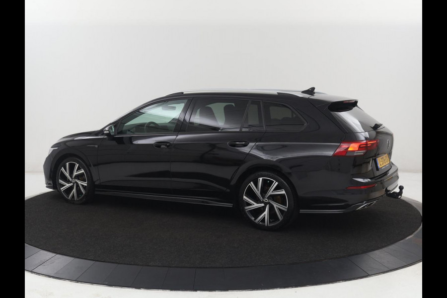 Volkswagen Golf 1.5 eTSI R-Line | Trekhaak | Stoelverwarming | Camera | Sportstoelen | Carplay | Navigatie | Sfeerverlichting | Climate control | Parkeerhulp | Adaptive cruise | File Assistent