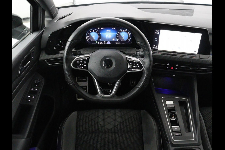 Volkswagen Golf 1.5 eTSI R-Line | Trekhaak | Stoelverwarming | Camera | Sportstoelen | Carplay | Navigatie | Sfeerverlichting | Climate control | Parkeerhulp | Adaptive cruise | File Assistent