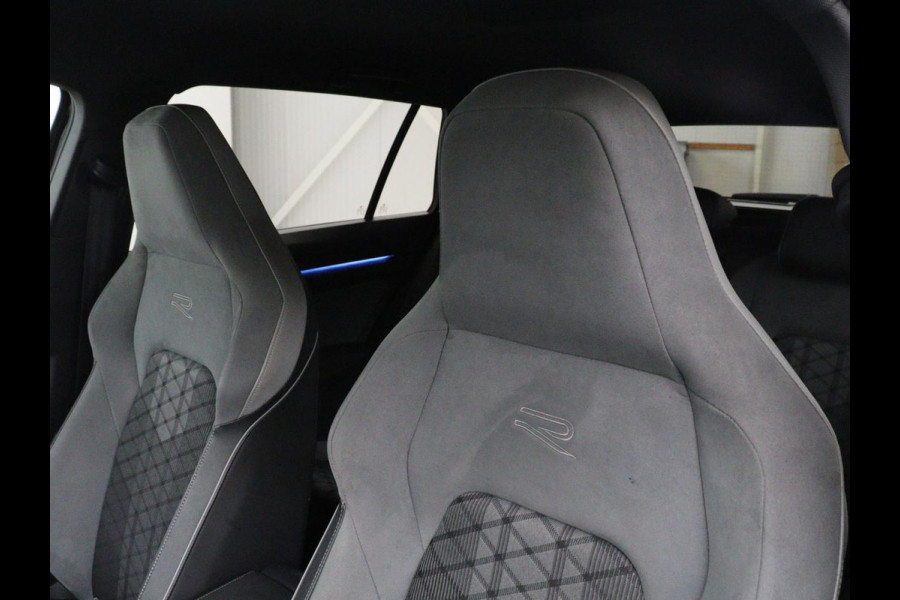 Volkswagen Golf 1.5 eTSI R-Line | Trekhaak | Stoelverwarming | Camera | Sportstoelen | Carplay | Navigatie | Sfeerverlichting | Climate control | Parkeerhulp | Adaptive cruise | File Assistent