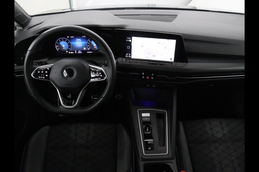 Volkswagen Golf 1.5 eTSI R-Line | Trekhaak | Stoelverwarming | Camera | Sportstoelen | Carplay | Navigatie | Sfeerverlichting | Climate control | Parkeerhulp | Adaptive cruise | File Assistent