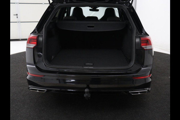 Volkswagen Golf 1.5 eTSI R-Line | Trekhaak | Stoelverwarming | Camera | Sportstoelen | Carplay | Navigatie | Sfeerverlichting | Climate control | Parkeerhulp | Adaptive cruise | File Assistent