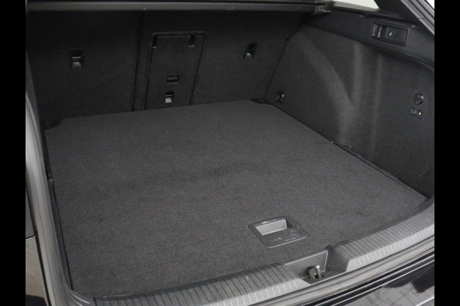 Volkswagen Golf 1.5 eTSI R-Line | Trekhaak | Stoelverwarming | Camera | Sportstoelen | Carplay | Navigatie | Sfeerverlichting | Climate control | Parkeerhulp | Adaptive cruise | File Assistent