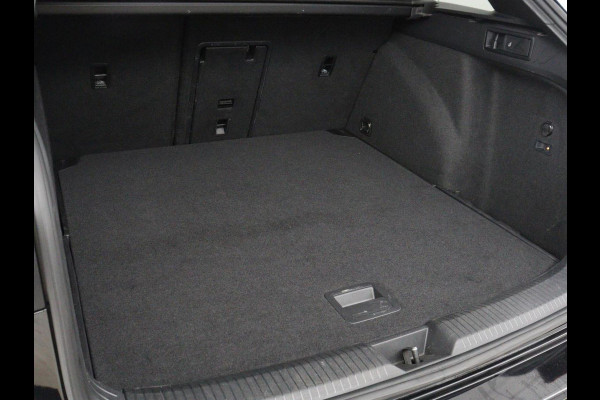 Volkswagen Golf 1.5 eTSI R-Line | Trekhaak | Stoelverwarming | Camera | Sportstoelen | Carplay | Navigatie | Sfeerverlichting | Climate control | Parkeerhulp | Adaptive cruise | File Assistent