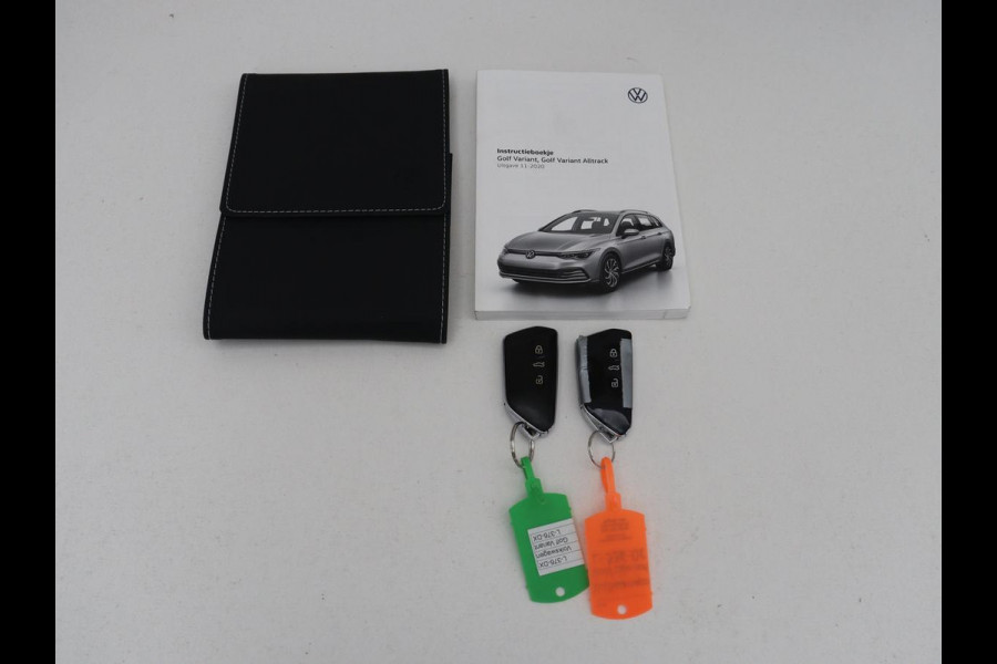Volkswagen Golf 1.5 eTSI R-Line | Trekhaak | Stoelverwarming | Camera | Sportstoelen | Carplay | Navigatie | Sfeerverlichting | Climate control | Parkeerhulp | Adaptive cruise | File Assistent
