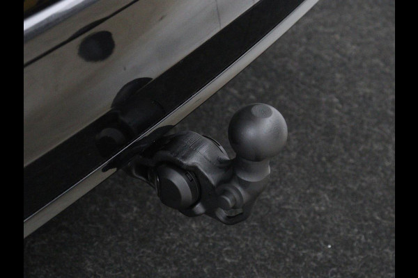Volkswagen Golf 1.5 eTSI R-Line | Trekhaak | Stoelverwarming | Camera | Sportstoelen | Carplay | Navigatie | Sfeerverlichting | Climate control | Parkeerhulp | Adaptive cruise | File Assistent