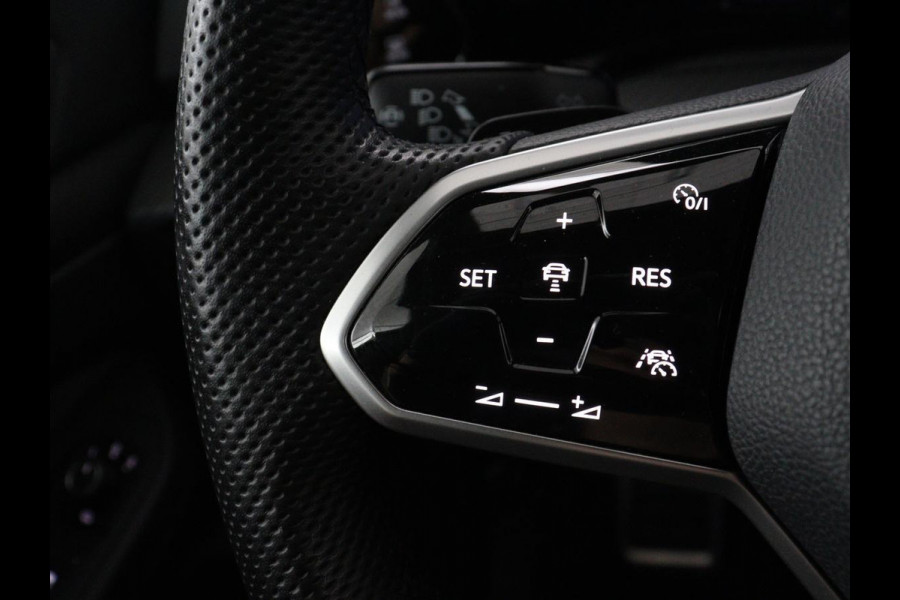 Volkswagen Golf 1.5 eTSI R-Line | Trekhaak | Stoelverwarming | Camera | Sportstoelen | Carplay | Navigatie | Sfeerverlichting | Climate control | Parkeerhulp | Adaptive cruise | File Assistent