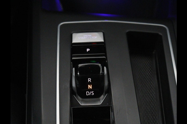 Volkswagen Golf 1.5 eTSI R-Line | Trekhaak | Stoelverwarming | Camera | Sportstoelen | Carplay | Navigatie | Sfeerverlichting | Climate control | Parkeerhulp | Adaptive cruise | File Assistent
