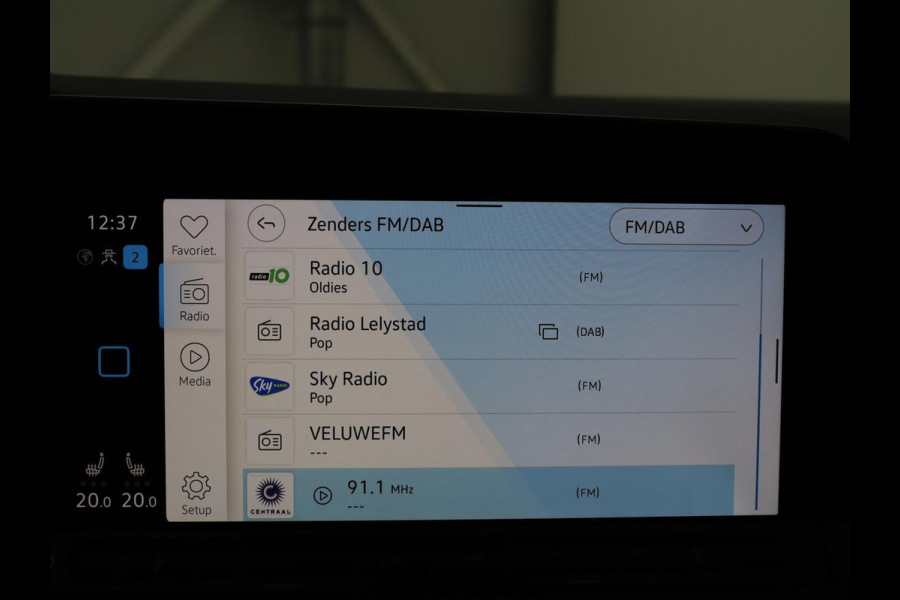 Volkswagen Golf 1.5 eTSI R-Line | Trekhaak | Stoelverwarming | Camera | Sportstoelen | Carplay | Navigatie | Sfeerverlichting | Climate control | Parkeerhulp | Adaptive cruise | File Assistent