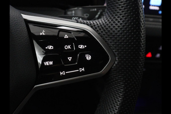 Volkswagen Golf 1.5 eTSI R-Line | Trekhaak | Stoelverwarming | Camera | Sportstoelen | Carplay | Navigatie | Sfeerverlichting | Climate control | Parkeerhulp | Adaptive cruise | File Assistent