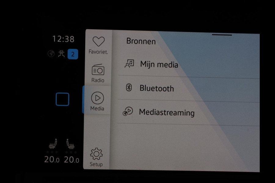 Volkswagen Golf 1.5 eTSI R-Line | Trekhaak | Stoelverwarming | Camera | Sportstoelen | Carplay | Navigatie | Sfeerverlichting | Climate control | Parkeerhulp | Adaptive cruise | File Assistent