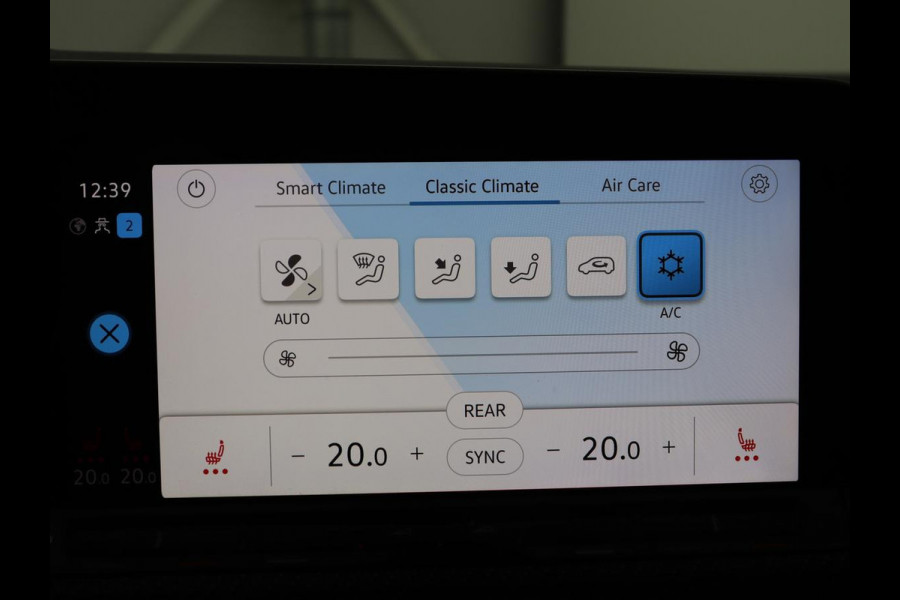 Volkswagen Golf 1.5 eTSI R-Line | Trekhaak | Stoelverwarming | Camera | Sportstoelen | Carplay | Navigatie | Sfeerverlichting | Climate control | Parkeerhulp | Adaptive cruise | File Assistent