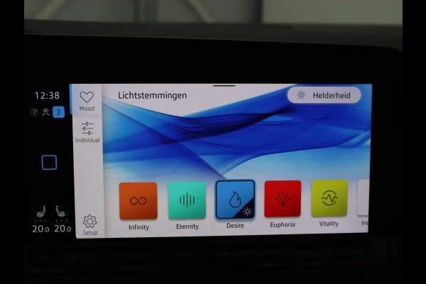 Volkswagen Golf 1.5 eTSI R-Line | Trekhaak | Stoelverwarming | Camera | Sportstoelen | Carplay | Navigatie | Sfeerverlichting | Climate control | Parkeerhulp | Adaptive cruise | File Assistent