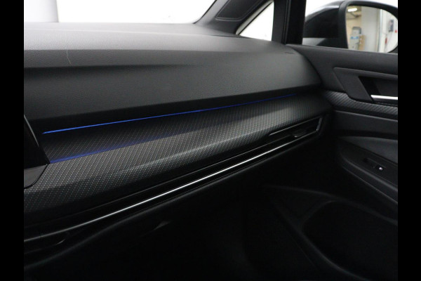 Volkswagen Golf 1.5 eTSI R-Line | Trekhaak | Stoelverwarming | Camera | Sportstoelen | Carplay | Navigatie | Sfeerverlichting | Climate control | Parkeerhulp | Adaptive cruise | File Assistent
