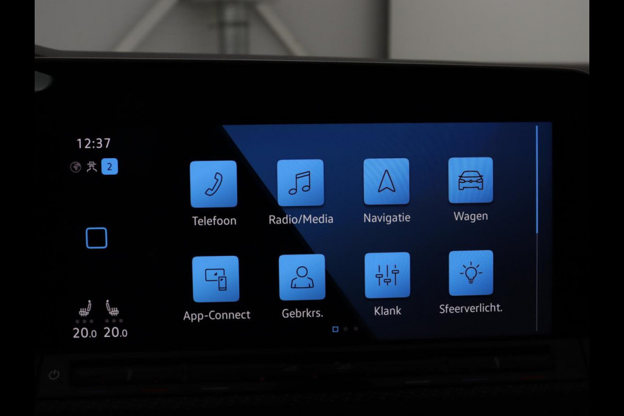 Volkswagen Golf 1.5 eTSI R-Line | Trekhaak | Stoelverwarming | Camera | Sportstoelen | Carplay | Navigatie | Sfeerverlichting | Climate control | Parkeerhulp | Adaptive cruise | File Assistent