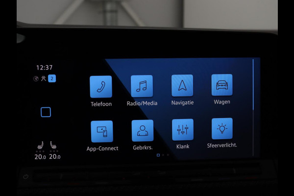 Volkswagen Golf 1.5 eTSI R-Line | Trekhaak | Stoelverwarming | Camera | Sportstoelen | Carplay | Navigatie | Sfeerverlichting | Climate control | Parkeerhulp | Adaptive cruise | File Assistent