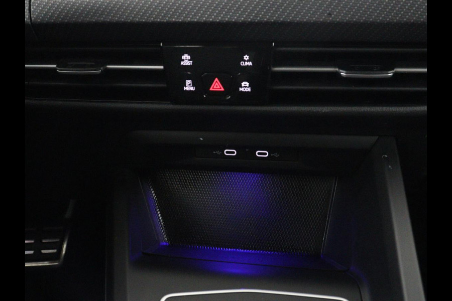 Volkswagen Golf 1.5 eTSI R-Line | Trekhaak | Stoelverwarming | Camera | Sportstoelen | Carplay | Navigatie | Sfeerverlichting | Climate control | Parkeerhulp | Adaptive cruise | File Assistent