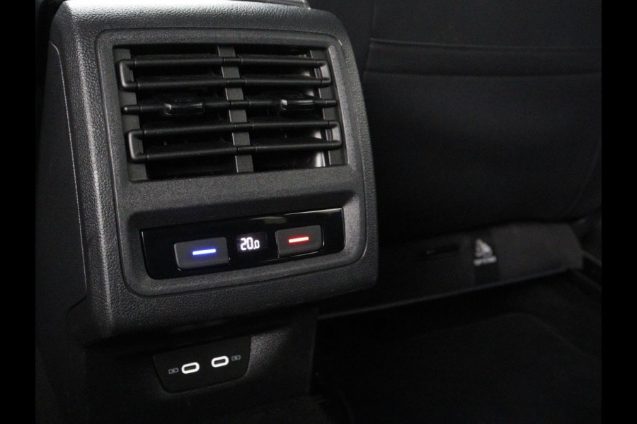 Volkswagen Golf 1.5 eTSI R-Line | Trekhaak | Stoelverwarming | Camera | Sportstoelen | Carplay | Navigatie | Sfeerverlichting | Climate control | Parkeerhulp | Adaptive cruise | File Assistent