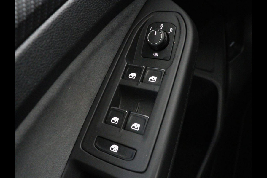 Volkswagen Golf 1.5 eTSI R-Line | Trekhaak | Stoelverwarming | Camera | Sportstoelen | Carplay | Navigatie | Sfeerverlichting | Climate control | Parkeerhulp | Adaptive cruise | File Assistent