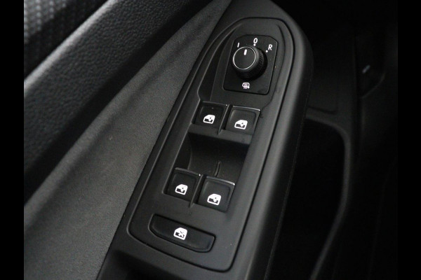 Volkswagen Golf 1.5 eTSI R-Line | Trekhaak | Stoelverwarming | Camera | Sportstoelen | Carplay | Navigatie | Sfeerverlichting | Climate control | Parkeerhulp | Adaptive cruise | File Assistent