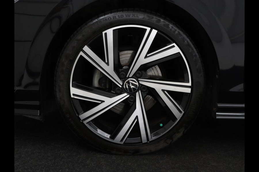 Volkswagen Golf 1.5 eTSI R-Line | Trekhaak | Stoelverwarming | Camera | Sportstoelen | Carplay | Navigatie | Sfeerverlichting | Climate control | Parkeerhulp | Adaptive cruise | File Assistent