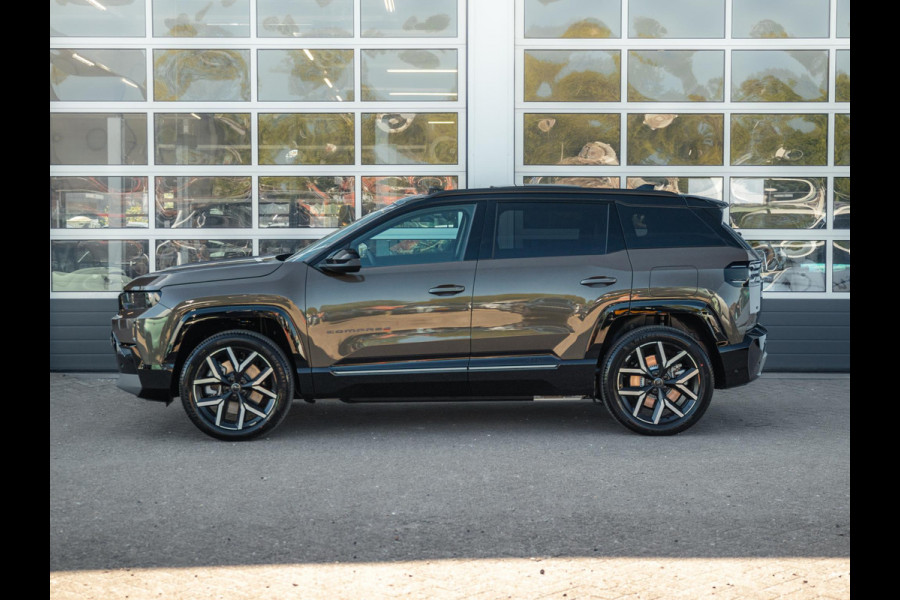 Jeep Compass First Edition 74 kWh | Direct leverbaar | Adapt. Cruise | Camera | Carplay | 20" | Elektr. A-Klep | Navi | Winter Pack | Schuif/Kanteldak | Premium Pack | Conv. Pack | Warmtepomp
