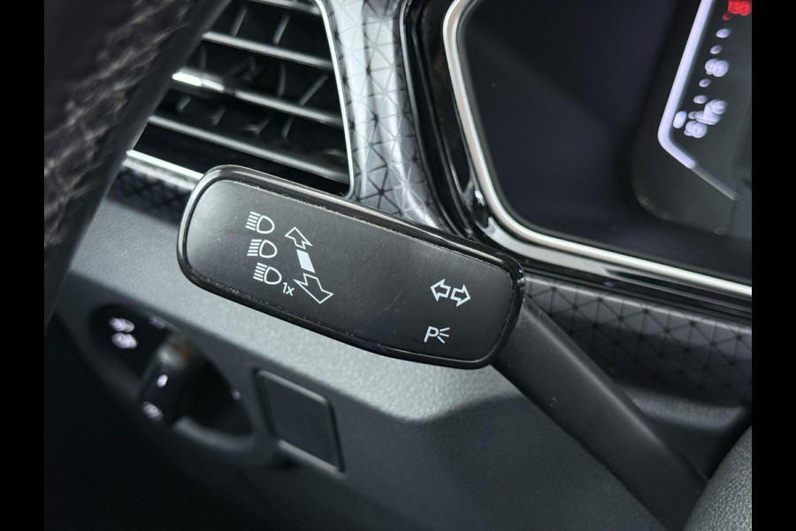 Volkswagen T-Cross 1.0 TSI R-Line AUTOMAAT | CAMERA | FULL LED | KEYLESS START & GO | ADAPTIEVE CRUISE CONTROL | DIGITAL DASHBOARD | DODEHOEKDETECTIE | DIRECT LEVERBAAR MET 12 MND BOVAG GARANTIE |
