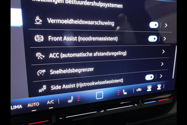 Volkswagen T-Roc Life First Edition 1.5 eTSI 85 kW / 116 PK SUV 7 v DSG | Camera| 18'LM-velgen| verwarmd stuur en stoelen
